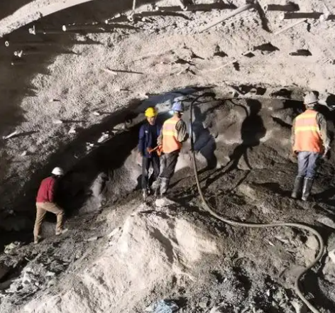 港北隧道拱顶带模注浆料，微膨胀注浆料的特点及施工工艺